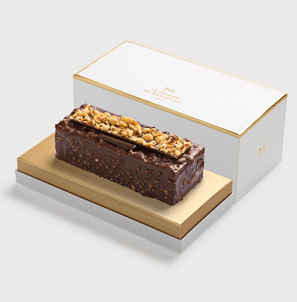 Gâteau Figaro Hazelnut on grey background