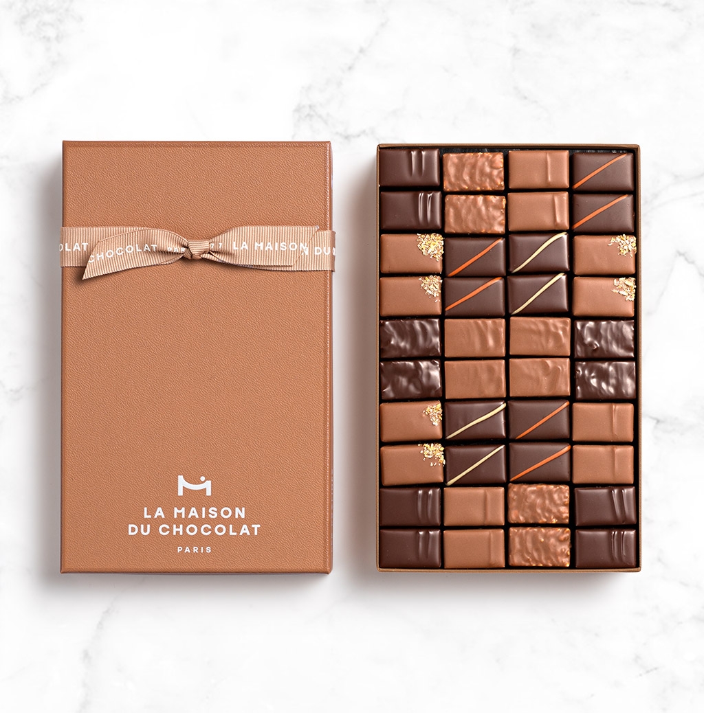 Pralinés Gift box 40 chocolates on marble background