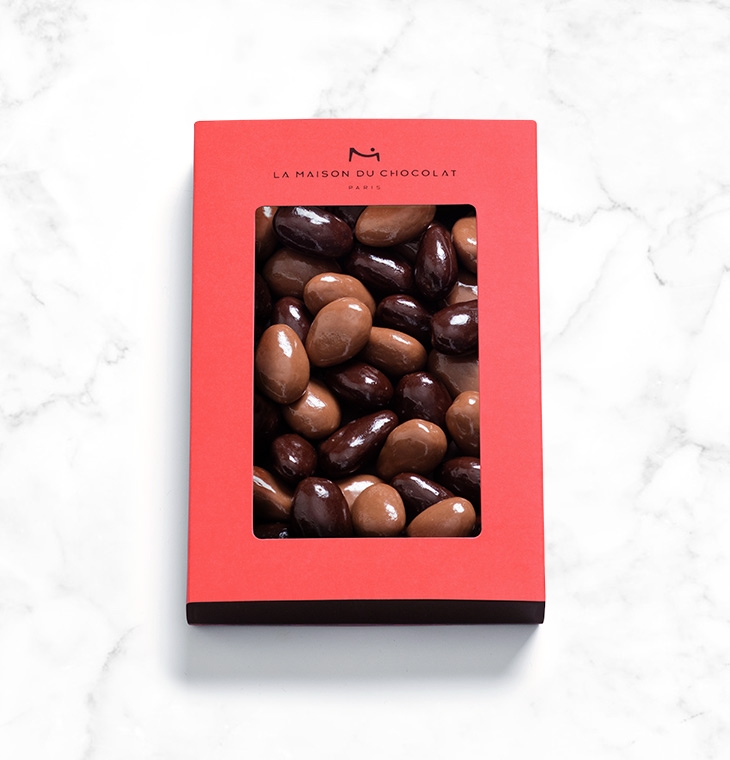 La Maison du Chocolat presents its delicious amandas: almonds covered with delicate dark or milk chocolate for the ultimate gourmet experience. Treat yourself or friends and family to this incredible confectionery.
