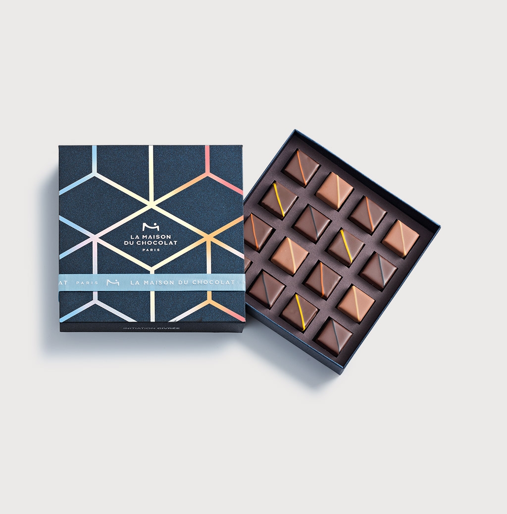 Coffret Initiation Givrée Hiver 16 chocolats semi-ouvert sur fond gris