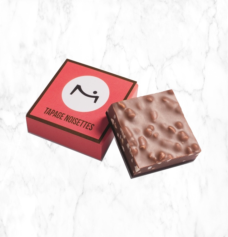 One side, a layer of milk chocolate with slivers of hazelnuts ; the other side, an intense dark chocolate. Enough to make your taste buds go completely crazy!