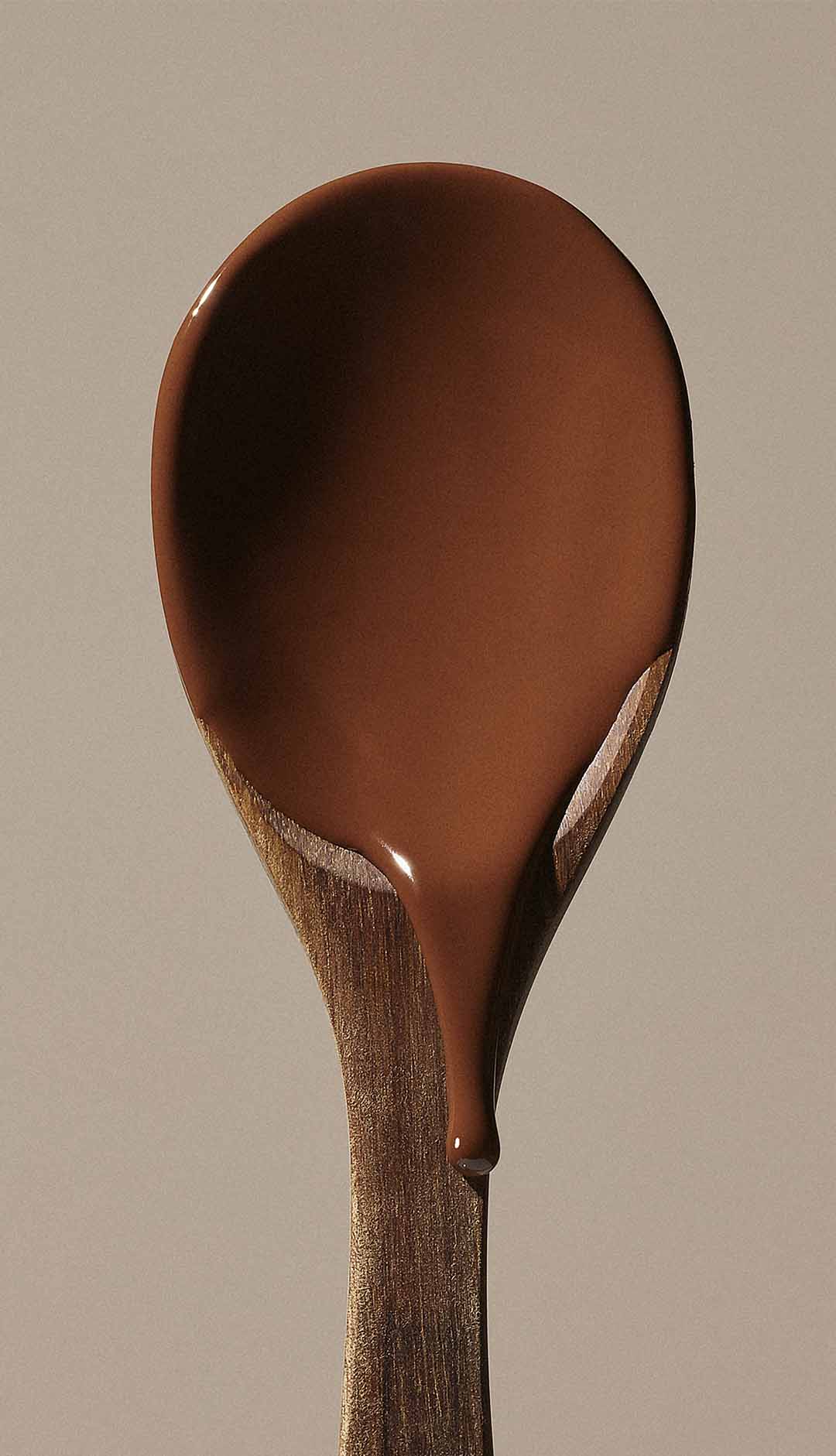 Cuillère en bois avec du chocolat fondu