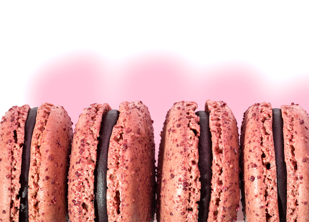 Rangée de macarons fraise et chocolat conçu par La Maison du Chocolat, un chocolat et pâtissier artisanal haut de gamme