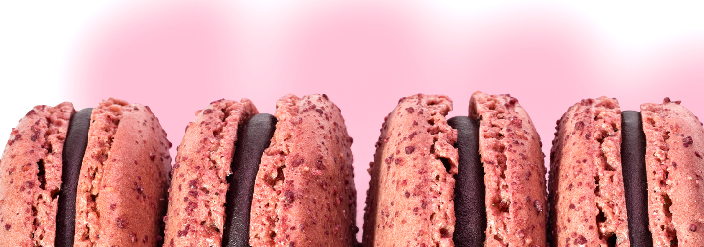Rangée de macarons fraise et chocolat conçu par La Maison du Chocolat, un chocolat et pâtissier artisanal haut de gamme